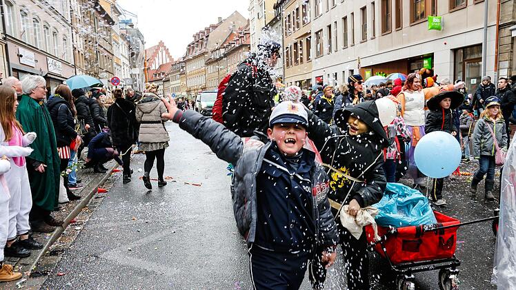 Trotz des schlechten Wetters, herrschte Faschingslaune auf den Straßen Bambergs. Foto: Matthias Hoch