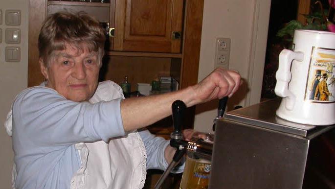 Die legendäre Betty Werner - bis ins hohe Alter stand sie hinterm Tresen. Foto: Horst Wunner