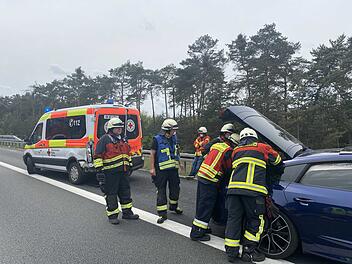 Audi kracht mit voller Wucht in Heck von Krankentransportwagen