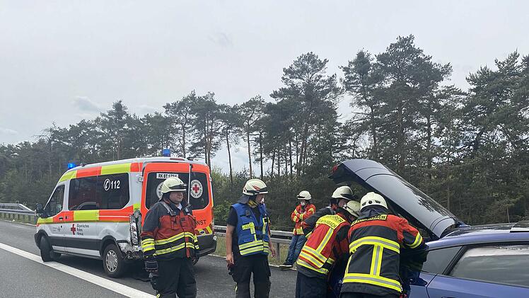 Audi kracht mit voller Wucht in Heck von Krankentransportwagen