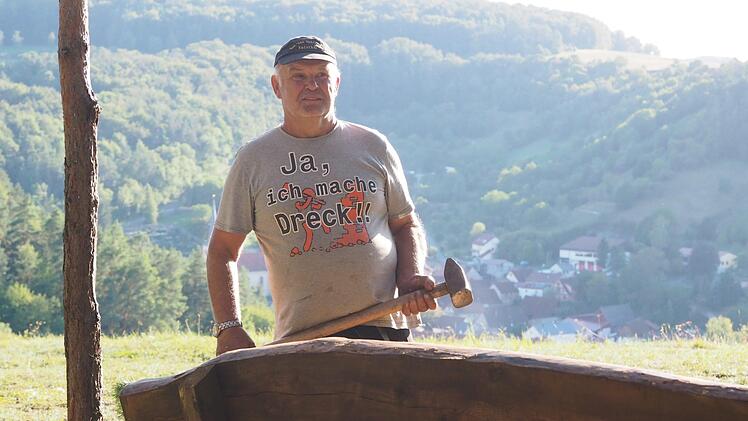 An dieser Stelle auf der Steige aus bietet sich ein wunderbarer Blick auf Sulzthal. Aber an diesem Wochenende wird aus der Parkbank tatsächlich ein Hindernis für die Vielseitigkeits-Reiter. Dafür sorgt RFV-Vorsitzender Franz Menig (im Bild) mit seinem Team. Foto: Jürgen Schmitt