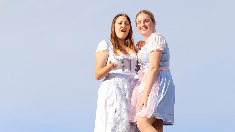 Die Dorfrocker waren für ein Konzert nach  Schwärzelbach gekommen. Ihre Fans rückten mit Traktoren an.