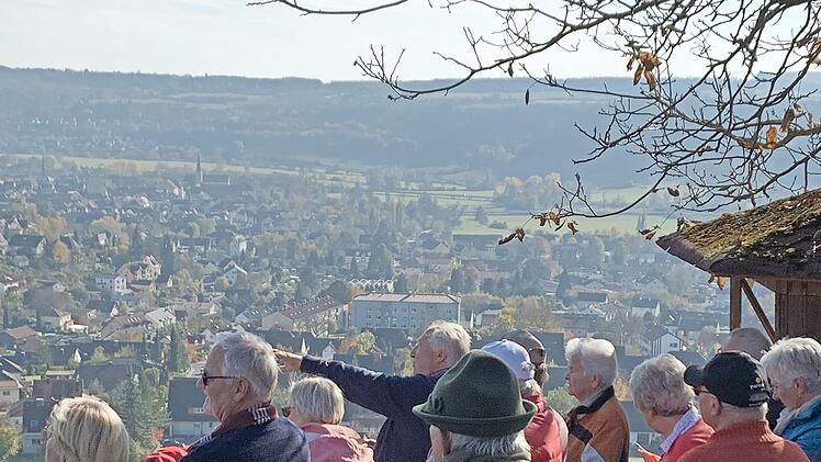 70 Senioren nahmen an der Weinbergswanderung der Senioren-Union in Hammelburg teil.