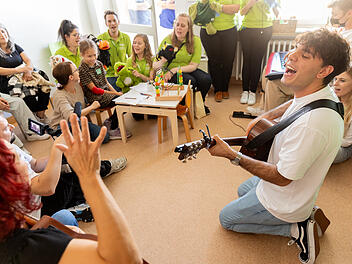 Erlangen: Musikstars zu Besuch in Kinderklinik - "hat uns eine Auszeit von unseren Sorgen geschenkt"