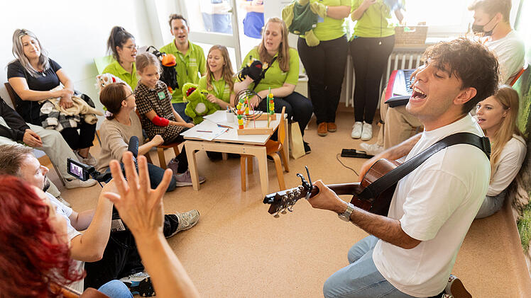 Erlangen: Musikstars zu Besuch in Kinderklinik - "hat uns eine Auszeit von unseren Sorgen geschenkt"