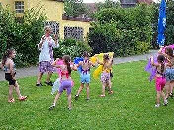 Stilgerecht probt die „Bauchtanztruppe“ von 1001 Nacht im Freien.