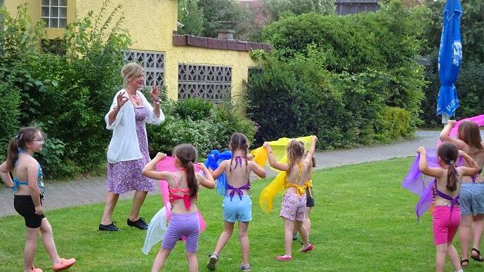 Stilgerecht probt die „Bauchtanztruppe“ von 1001 Nacht im Freien.