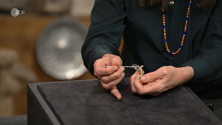 "Ne, h&ouml;r auf! Das wackelt ja!", begeisterte sich Lichter f&uuml;r eine mit Diamanten besetzte Brosche. Aufgrund der Beweglichkeit der Steine nannte man solchen Schmuck gern "Zitterbrosche", wusste Heide Rezepa-Zabel. Die Expertin nannte 1.000 Euro. Lisa N&uuml;dling bezahlte 750.