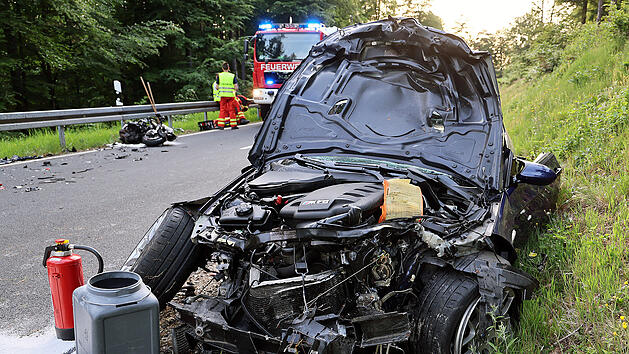 Motorradfahrerin kollidiert mit PKW
