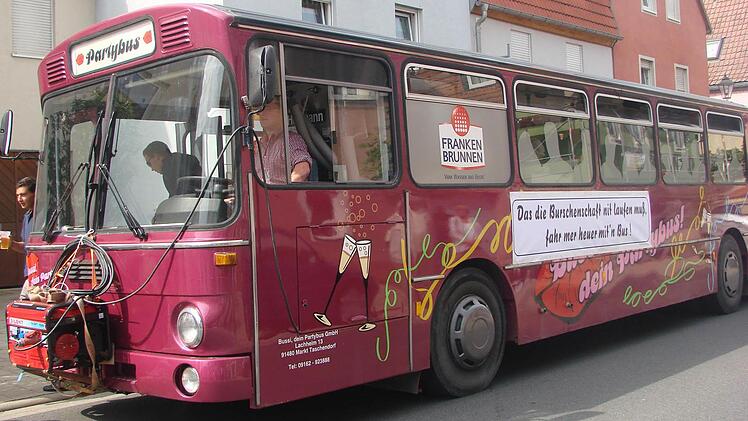 Der Party- Gelenkbus der Burschenschaft ist die Attraktion des Festzuges.