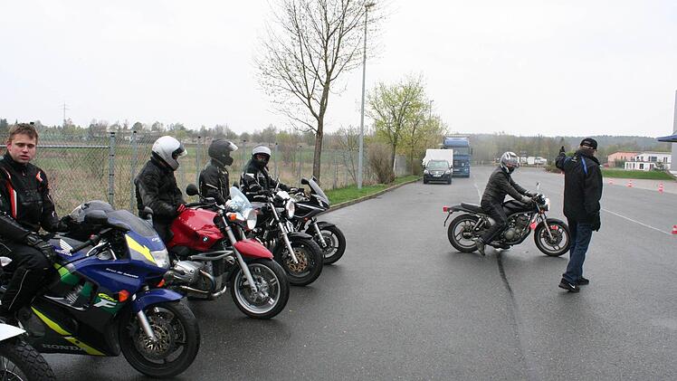 Einzeln werden die Fahrer zu den Übungen gebeten.