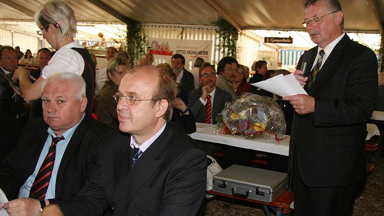 Mit einem großen Festkommers feierte Tüschnitz gleich doppelt. Bürgermeister Herbert Schneider freute sich über das 725-jährige Bestehen des Orts und über die abgeschlossene Dorferneuerung.