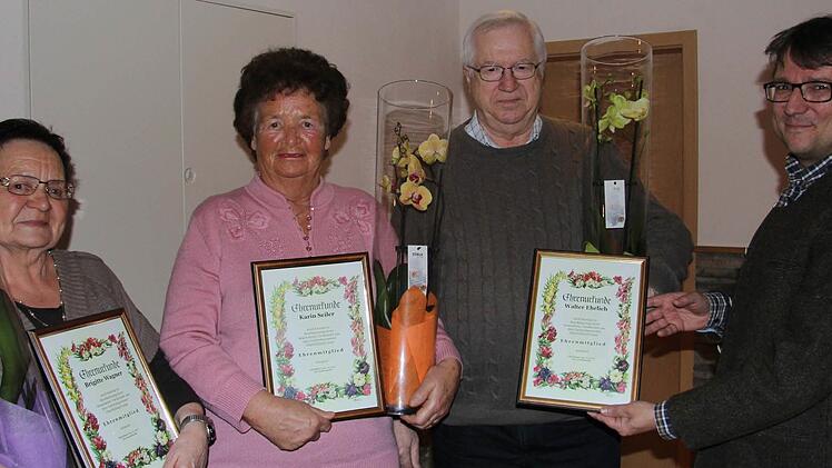 Ernennungsurkunden &uuml;berreichte Vorsitzender Peter Menke (von rechts) an die neuen Ehrenmitglieder Walter Ehrlich, Karin Seiler und Brigitte Wagner. Foto: Alexandra Kemnitzer