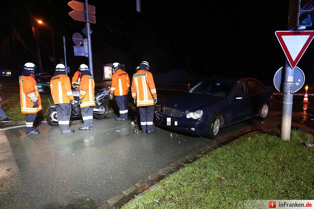 Mercedes erfasst Motorradfahrerin und verletzt sie schwer