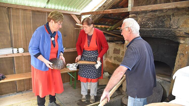 Frisch aus dem Backofen gab es duftende Brote und Zwiebelkuchen, von links: Ursula Schreiner, Hildegard Luther und Fritz Müller. Foto: Gabi Arnold