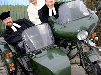 Arnold Kroll, Stefan Alkofer und Stefan Lipfert (von links) legen sich für Biker in die Kurve. CT-Archiv