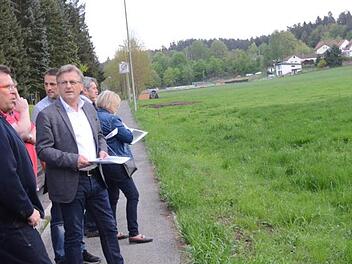 Hier, zwischen Kindergarten und Sportgebiet, soll das neue Baugebiet "Westlich der Sportplatzstraße" für neun Bauparzellen angelegt werden. Das Bild entstand bei einer der Vorbesprechungen mit dem Bauausschuss im vergangenen Sommer (von links): Zweiter Bürgermeister Siegfried Weißerth, Geschäftsleiter Rainer Förtsch und Bürgermeister Rainer Detsch. K.-H. Hofmann