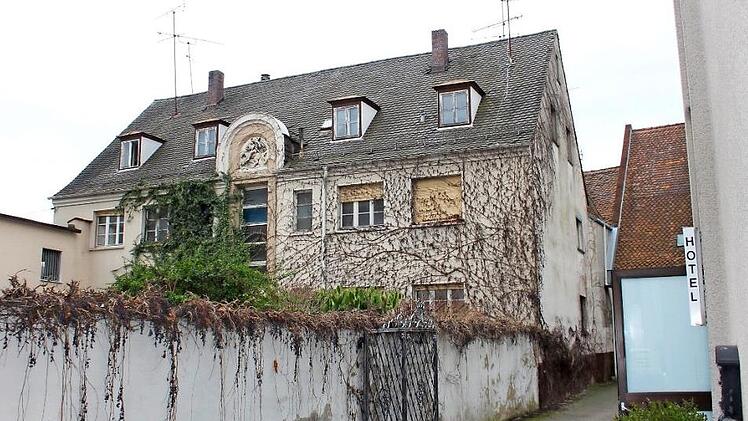Nah langem Leerstand soll das große Wohnhaus saniert werden und sechs Familien Platz schaffen.  Fotos: Bernhard Panzer