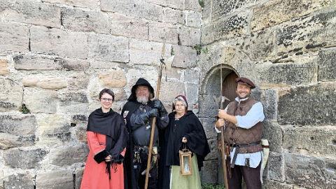 Stilecht gewandet hießen TVB-Betriebsleiterin Kerstin Löw (links) und Türmer Thomas Baier (rechts) Gildemeister Heinz Wellmann und sein "lieblich Weib" in Kronach willkommen. Foto: privat
