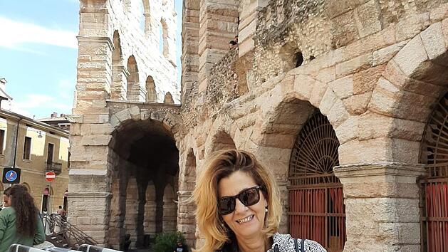 Lucilla Heinisch-Iannicca hat mit ihren Kursteilnehmern schon viele Reisen unternommen. Unser Bild zeigt sie vor der Arena im italienischen Verona. Foto: privat