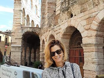 Lucilla Heinisch-Iannicca hat mit ihren Kursteilnehmern schon viele Reisen unternommen. Unser Bild zeigt sie vor der Arena im italienischen Verona. Foto: privat