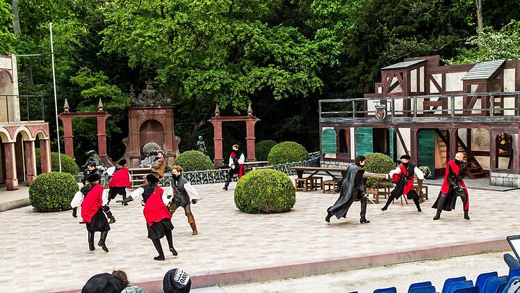 Viele Fechtszene erwarten die Besucher bei der Premiere des Schauspiels "die drei Musketiere" auf der Freiluft-Bühne des Landestheaters Coburg im  Hofgarten.Foto: Jochen Berger