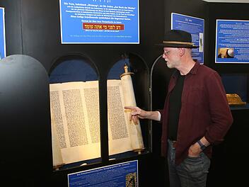 Die einstige  Synagoge von Maßbach soll zum Museum werden. Im kommenden Jahr soll die Planung voranschreiten. Unser Bild zeigt den Heimatforscher Klaus Bub, der sich seit langem für die Dokumentation einstigen jüdischen Lebens in der Marktgemeinde einsetzt. Foto: Archiv Dieter Britz