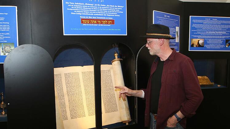 Die einstige  Synagoge von Maßbach soll zum Museum werden. Im kommenden Jahr soll die Planung voranschreiten. Unser Bild zeigt den Heimatforscher Klaus Bub, der sich seit langem für die Dokumentation einstigen jüdischen Lebens in der Marktgemeinde einsetzt. Foto: Archiv Dieter Britz