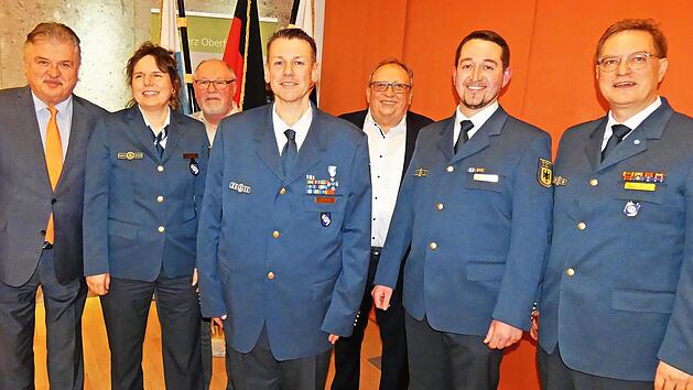 Mit Steffen Mattes hat der THW-Ortsverband Kulmbach einen neuen Ortsbeauftragten, der vom Landesbeauftragten Dr. Fritz-Helge Voß in sein Amteingeführt wurde. Das Bild zeigt (von links) Landrat Klaus Peter Söllner, Silvia Gulden, Udo Wende, stellve...