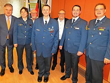 Mit Steffen Mattes hat der THW-Ortsverband Kulmbach einen neuen Ortsbeauftragten, der vom Landesbeauftragten Dr. Fritz-Helge Voß in sein Amteingeführt wurde. Das Bild zeigt (von links) Landrat Klaus Peter Söllner, Silvia Gulden, Udo Wende, stellve...