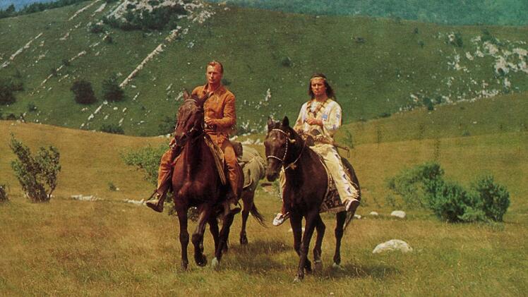 Echte Blutsbrüder: Old Shatterhand (Lex Barker, links) und Winnetou (Pierre Brice).