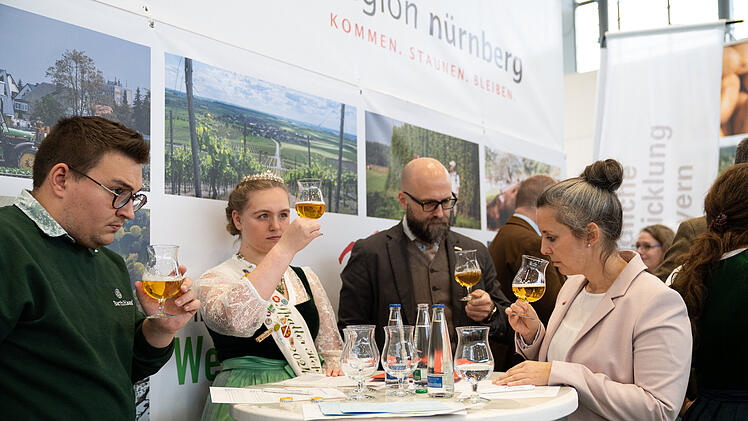 Jurymitglieder bei der Verkostung von Bieren, die allesamt von Brauereien aus der Metropolregion stammen.