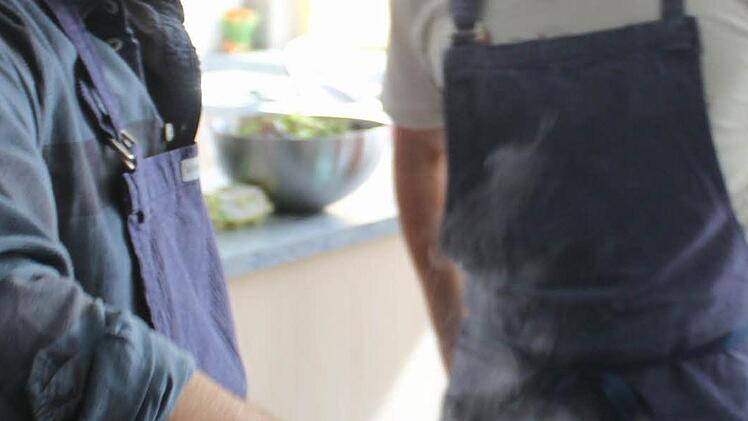 Der Spitzenkoch Jonah Ramos (links) kochte bereits bei Sterneköchen und für die Stars beim Deutschen Fernsehpreis. In Höchstadt zauberte er mit den Schülern der Don-Bosco-Schule ein Drei-Gänge-Menü.  Fotos: Christian Bauriedel