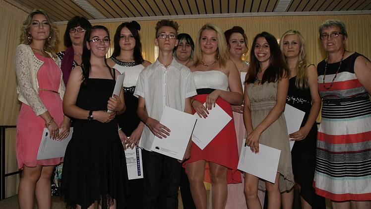 Die staatlich geprüften Helferinnen für Ernährung und Versorgung halten ihre Zeugnisse in der Hand.  Foto: Sylvia Hubele