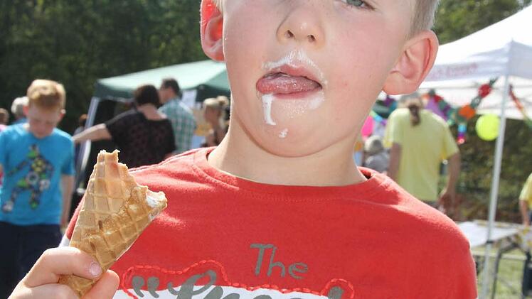 Jannes Hahn (5) genießt erst einmal ein Eis, dann will er weiterschauen, was ihn so reizt. Foto: Sonja Adam