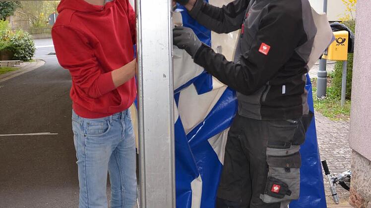 Beim Zeltaufbau für das Katzenbacher Backofenfest helfen auch die ganz jungen Nachwuchsmusiker mit. Hier ziehen sie vor der Küche die Dachplane in Position. Foto: K. Kupka-Hahn
