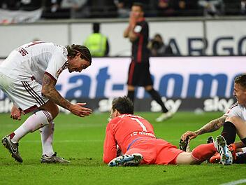 Nürnbergs David Bulthuis (links) freut sich über einen gehaltenen Ball von Torwart Raphael Schäfer, neben dem Ondrej Petrak sitzt. Foto: A. Dedert, dpa