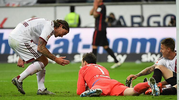Nürnbergs David Bulthuis (links) freut sich über einen gehaltenen Ball von Torwart Raphael Schäfer, neben dem Ondrej Petrak sitzt. Foto: A. Dedert, dpa