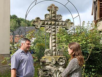 FT-Volontärin Lisa Kieslinger (rechts) traf Diakon Joachim Stapf im Garten vor dem Pfarrbüro in Eltmann zum Sommerinterview. Sehr offen spricht er über die Facetten seines Berufs. Foto: Leah Krug