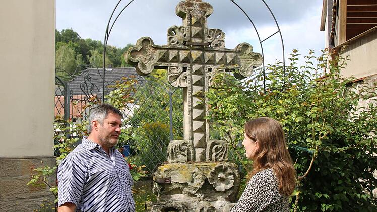 FT-Volontärin Lisa Kieslinger (rechts) traf Diakon Joachim Stapf im Garten vor dem Pfarrbüro in Eltmann zum Sommerinterview. Sehr offen spricht er über die Facetten seines Berufs. Foto: Leah Krug