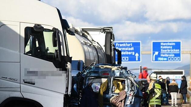 Ein Lkw kracht in ein Stauende, schiebt Autos ineinander, mindestens vier Menschen sterben. Gaffer verursachen weitere Unf&auml;lle - die Lage auf der A5 ist chaotisch.  Foto: Rene Priebe/dpa