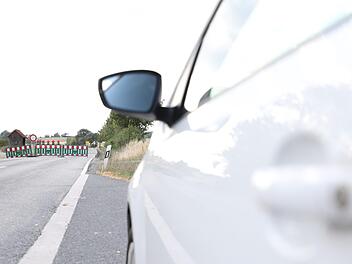 Bis zu den Sportplätzen in Theisenort ist die Straße in Richtung Beikheim für Anwohner noch befahrbar. Doch danach gibt es kein Durchkommen. Foto: Marian Hamacher