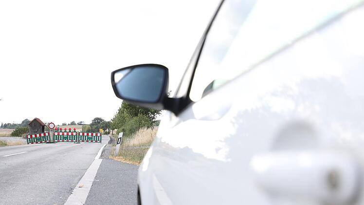 Bis zu den Sportplätzen in Theisenort ist die Straße in Richtung Beikheim für Anwohner noch befahrbar. Doch danach gibt es kein Durchkommen. Foto: Marian Hamacher