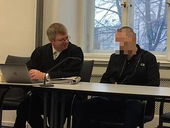Der Angeklagte (rechts) im Kirchenschänderprozess vor dem Landgericht Bamberg.