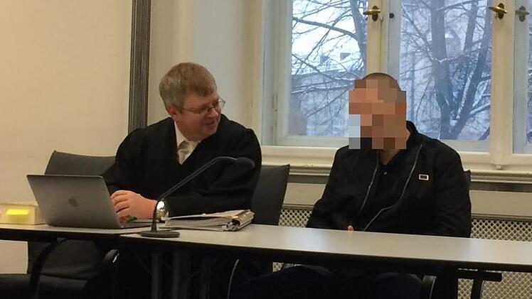 Der Angeklagte (rechts) im Kirchenschänderprozess vor dem Landgericht Bamberg.