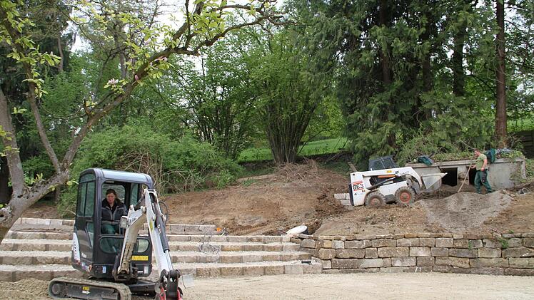 Noch bearbeiten schwere Baumaschinen das Gelände. Die erste Vorstellung im neunen Gartentheater ist für Pfingstsonntag geplant.