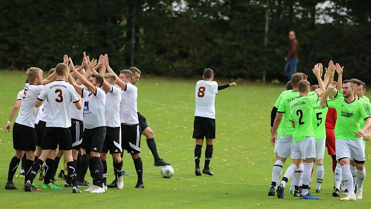 Einschwören auf das Kreisliga-Derby: Spieler des FC Rottershausen (links) und SV Ramsthal. Foto: Sebastian Schmitt