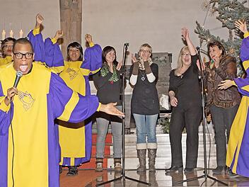Aus nächster Nähe kann man die berühmten Glory Gospel Singers aus New York bei ihrem Gastauftritt in der Michelauer Johanneskirche erleben. Dabei geben sich die dunkelhäutigen Sänger ausgesprochen publikumsnah. Das Bild stammt von einem früheren Auftritt in Lichtenfels.  Foto: Klaus Gagel