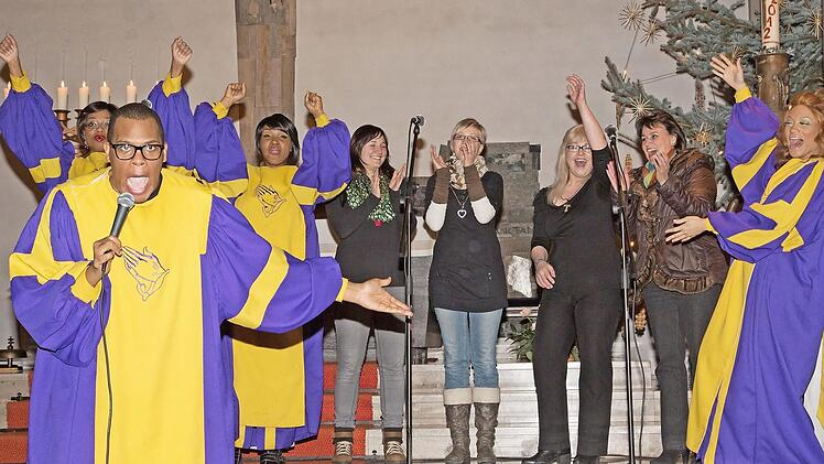 Aus nächster Nähe kann man die berühmten Glory Gospel Singers aus New York bei ihrem Gastauftritt in der Michelauer Johanneskirche erleben. Dabei geben sich die dunkelhäutigen Sänger ausgesprochen publikumsnah. Das Bild stammt von einem früheren Auftritt in Lichtenfels.  Foto: Klaus Gagel