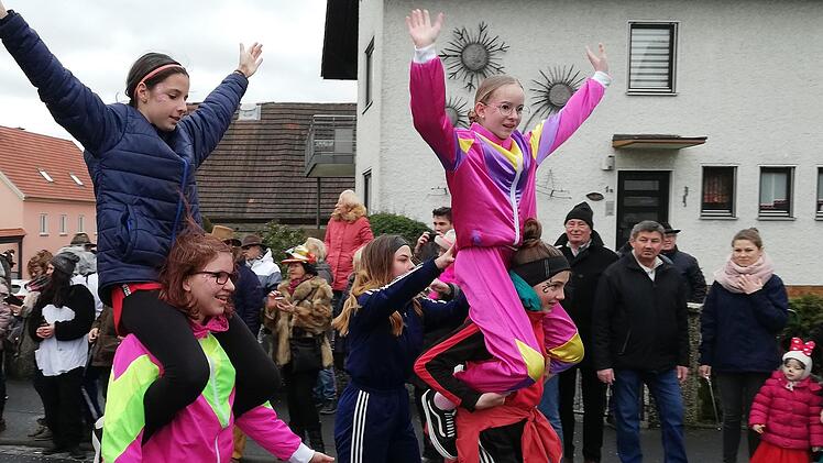 Turbulentes Faschingstreiben im Altort Ebenhausen. Foto: Sigismund von Dobschütz
